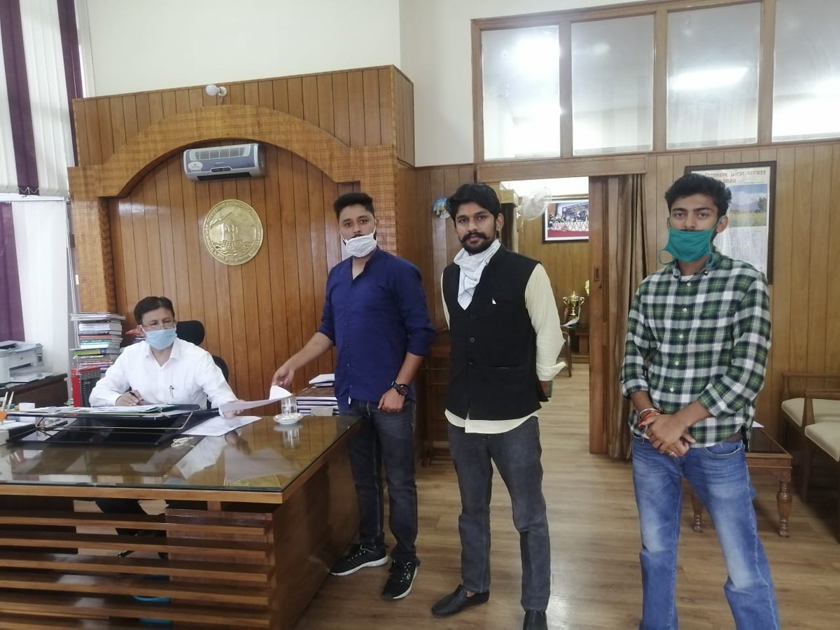 abvp4hpu's tweet photo. आज अखिल भारतीय विद्यार्थी परिषद हिमाचल प्रदेश विश्वविद्यालय इकाई द्वारा UIIT में ली जा रही अतिरिक्त फीस को लेकर कुलपति महोदय @DrSikanderKuma2  जी को ज्ञापन सौंपा। 
#ABVPHPU https://t.co/CBhJHmYnPA
