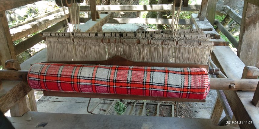 PaddarM's tweet image. On the eve of this #NationalHandloomDay, we present the picture of our traditional blanket weaving machine (called Zand in #Paddri). 

Many people at Paddar still use this machine for making pattu kambals but its usage is declining rapidly.
@KhajuriaManu @ShefVaidya @wanysharma