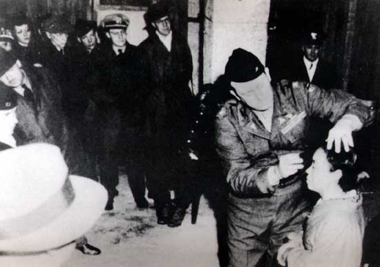 42/61The very year after the bombing, President Truman signed an order to create a team of experts. This team was to study the effects of radiation exposure in general and ARS in particular. It was called the Atomic Bomb Casualty Commission or ABCC.