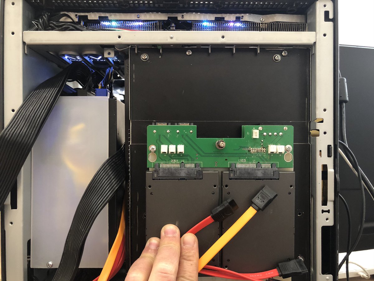 WowihaY's tweet image. #CustomMod готую хард-сендвіч. Буде дисковий массив на 4 фурії