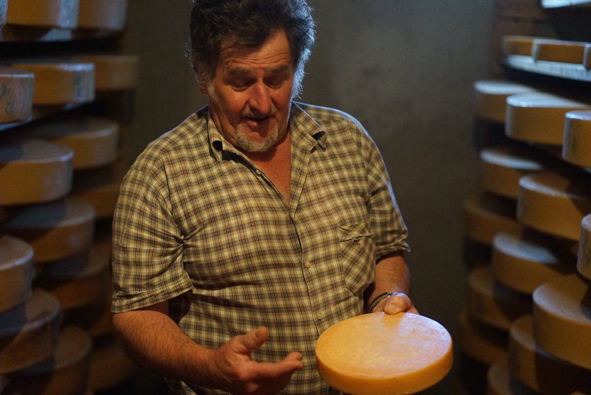 kaesekommissar's tweet photo. Zu Besuch bei Arthur Gasser (Alpe Treu). Seit 2002 beziehen wir seine sensationellen Gepsenalpkäse und Vollfettalpkäse.
#slowcheese #slowtravel #vorarlberg #bregenzerwald #alpen #fromage #wienermärkte #slowdown #soulfood #artisan #handwerk #tradition #käse https://t.co/xggQoLMUHh