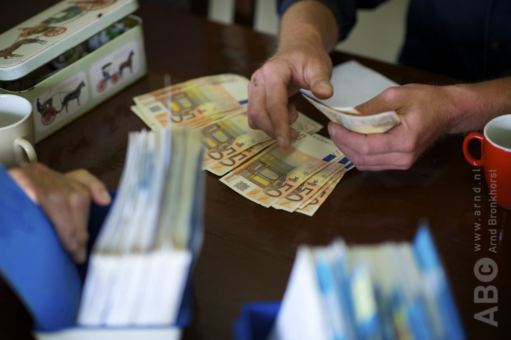 Politie doet inval bij manege in Nijeveen wegens onderzoek naar verdovende middelen: De politie heeft vrijdagochtend rond 08.30 uur een inval gedaan bij een manege aan de Nijeveense Bovenboer in Nijeveen. Dit.....