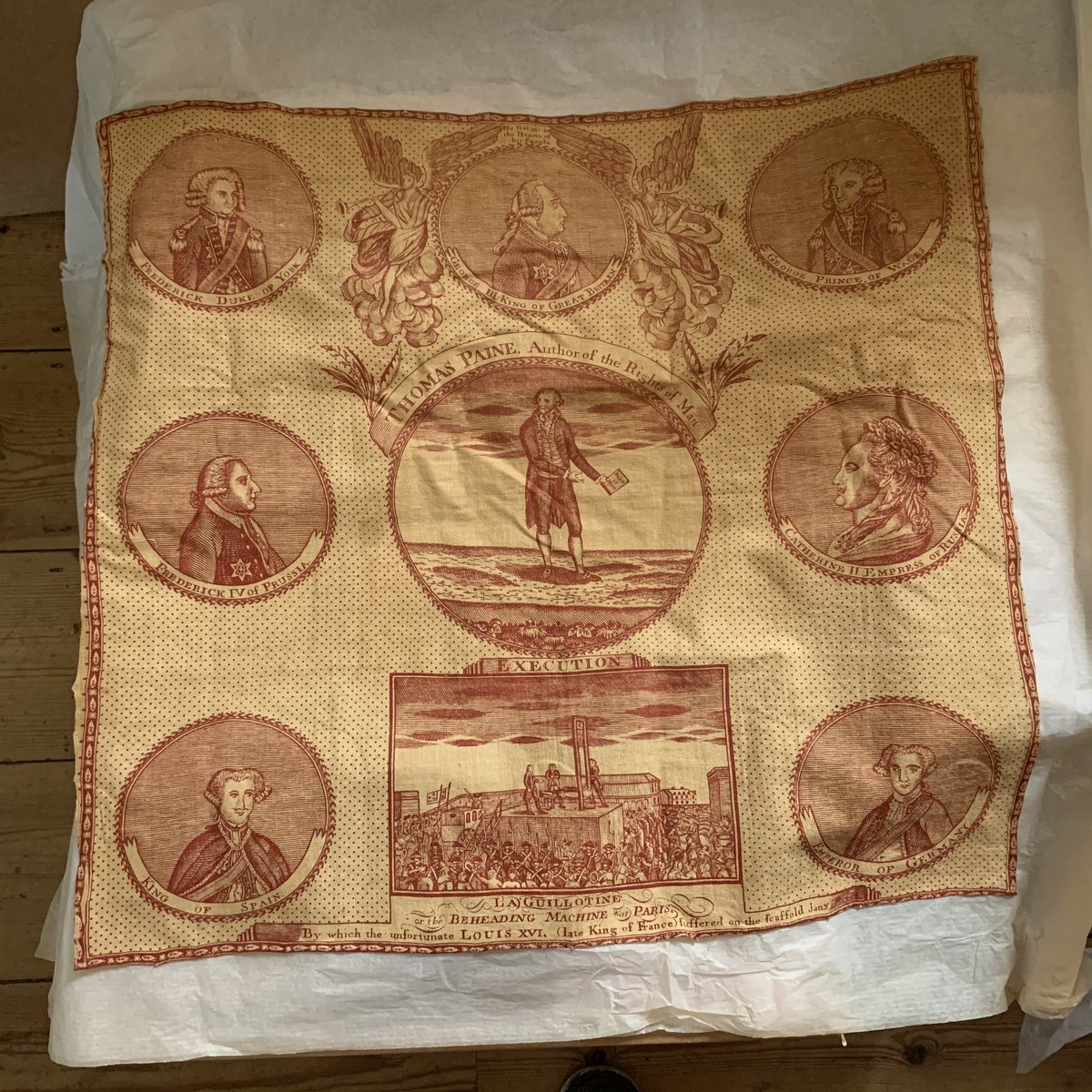 Also in the attic of Anne of Cleves’ House: a piece of cloth featuring Tom Paine, a guillotine & the crowned heads of Europe; some muskets in a box; a Victorian pub sign; & a painting of the Lewes avalanche, which in 1837 buried 15 people, of whom only 6 survived.  #SussexTour