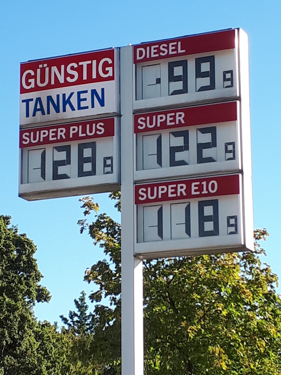 Getankt in Duitsland. Dat heb ik gedaan, omdat ik ben begaan met het klimaat en het leefmilieu. Deze tankbeurt telt niet bij de CO2- en stikstofuitstoot van Nederland. Vraag niet wat uw land voor u kan doen, vraag wat u voor uw land kunt doen. Tank in België of Duitsland.