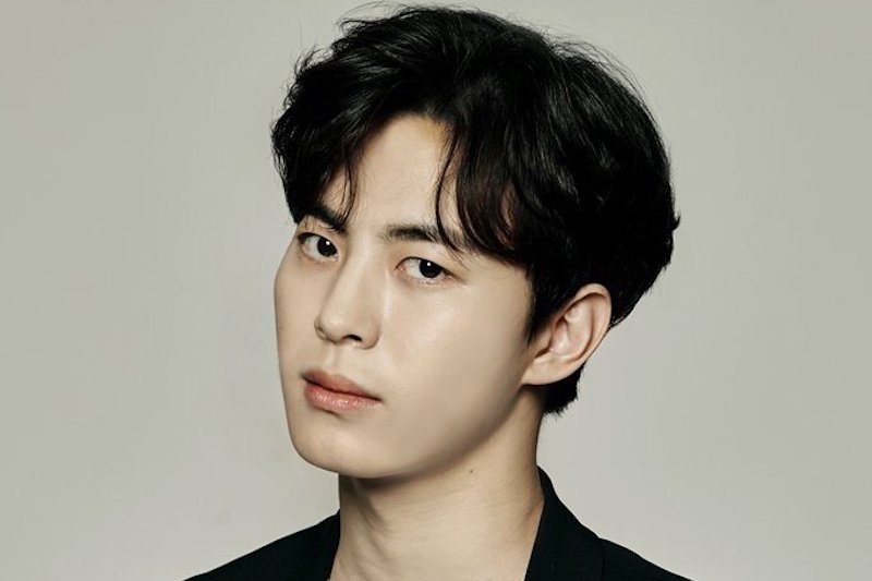 soompi's tweet photo. BREAKING: #Hongbin Leaves #VIXX https://t.co/IAymtaZXcP https://t.co/zlqGBvBWII