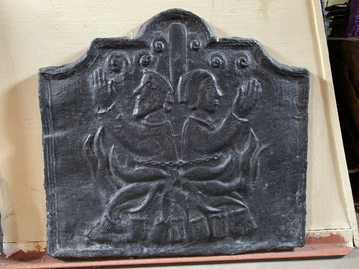 A fireback depicting the burning of Protestant martyrs in Lewes in 1557. Supposedly dating from the 17th century, it was in the possession of Charles Dawson - member of  @sussex_society & chief suspect in the Piltdown Man case - & is suspected to be a fake.  #SussexTour