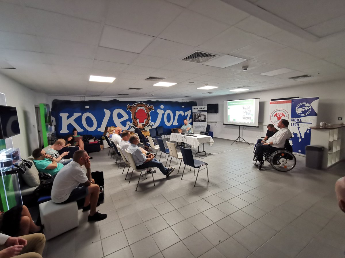 KibiceRazemLP's tweet photo. W biurze Stowarzyszenia Kibiców KOLEJORZ trwa pierwsza część warsztatów dla kibiców niepełnosprawnych organizowanych przez nasz ośrodek, SKK, Federację Kibiców Niepełnosprawnych, Polski Związek Piłki Nożnej. https://t.co/kU5RUUQKcP