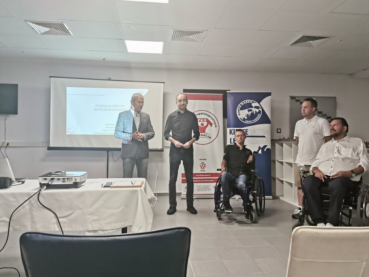 KibiceRazemLP's tweet photo. W biurze Stowarzyszenia Kibiców KOLEJORZ trwa pierwsza część warsztatów dla kibiców niepełnosprawnych organizowanych przez nasz ośrodek, SKK, Federację Kibiców Niepełnosprawnych, Polski Związek Piłki Nożnej. https://t.co/kU5RUUQKcP