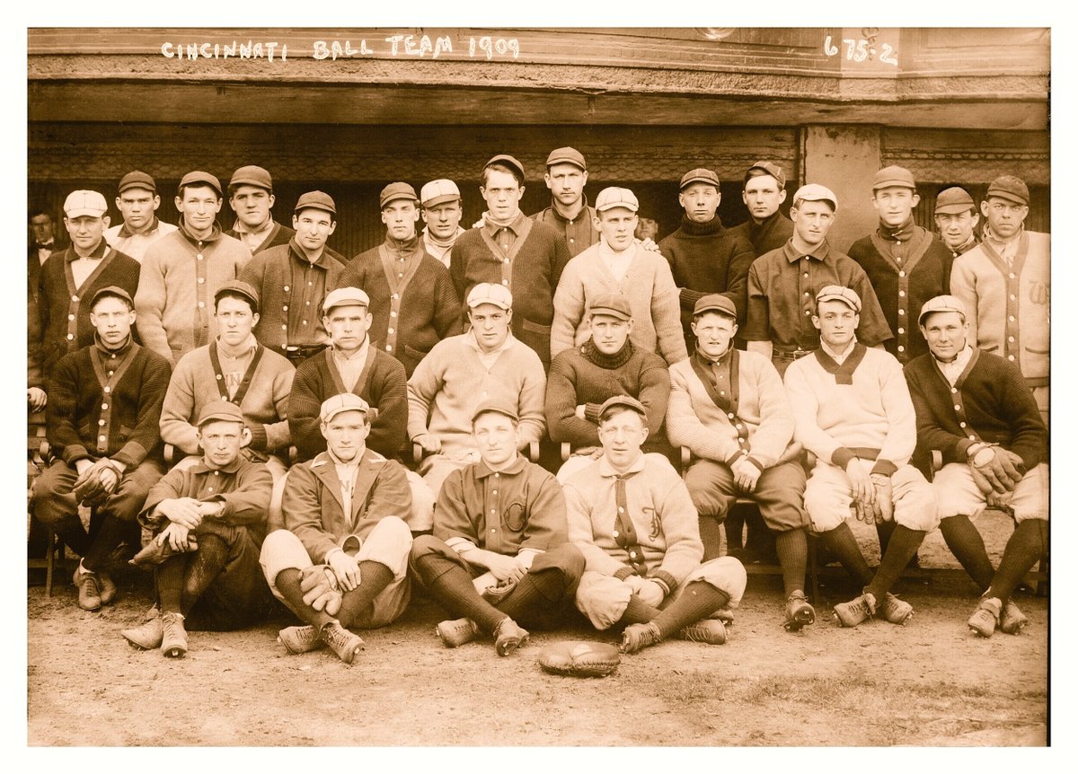 cammillerfilms's tweet photo. The 1909 Cincinnati Reds. #BringBackBaseballSweaters https://t.co/joums77eKv