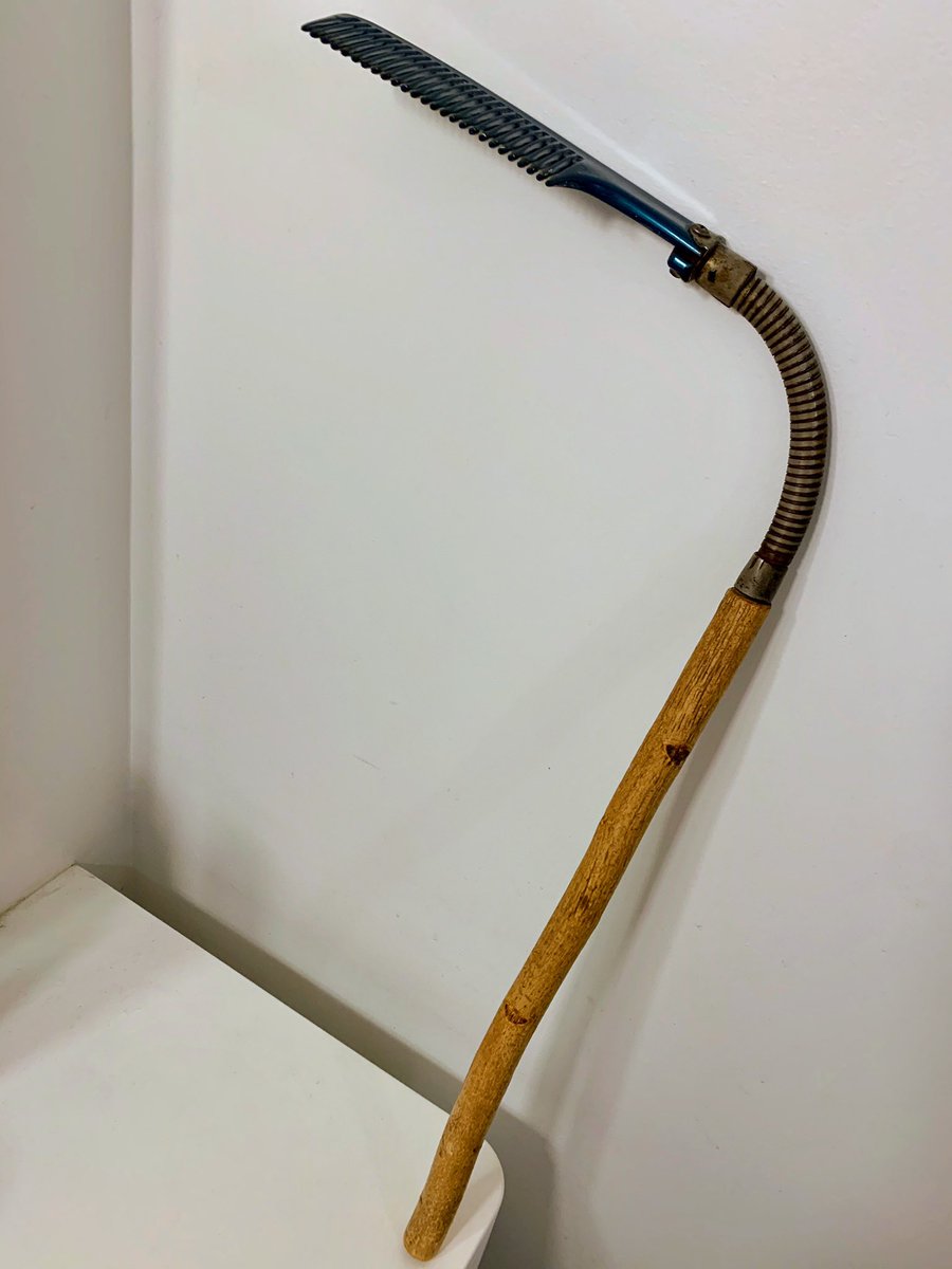 Gibbsy33's tweet photo. It's #8oclock. My life is full of tools. Some of you may be wondering how I keep this perfectly coifed hair. 😂 Besides having the same talented barber my whole life, this extended comb was created for me many, many years ago. Happy Friday! #tooloftheday #shortarmproblems https://t.co/4EbaqqZ2AE