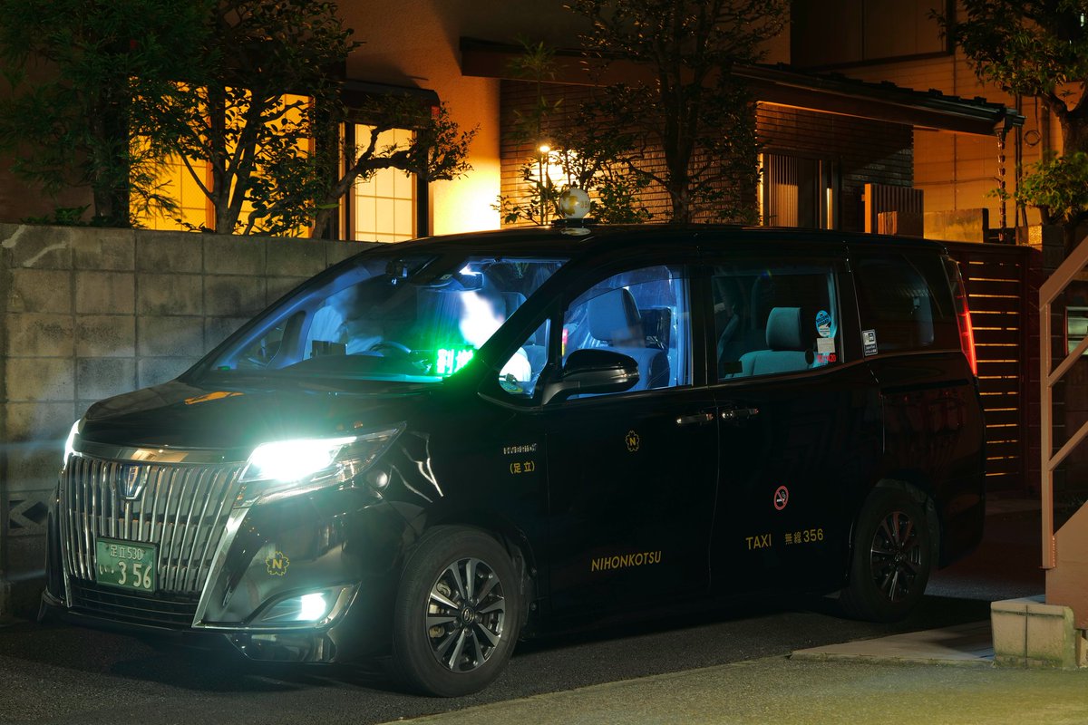 ベルシア V Twitter 久々の 夜景 撮りにてお世話になった 日本交通千住営業所 さんの エスクァイア 亡き祖父が昔 仕事帰りに寄った料理屋さんで食事をして 手配で来られた ハイヤー や タクシー で帰る時の 光景 はこう言う感じだったのかな と 何気に