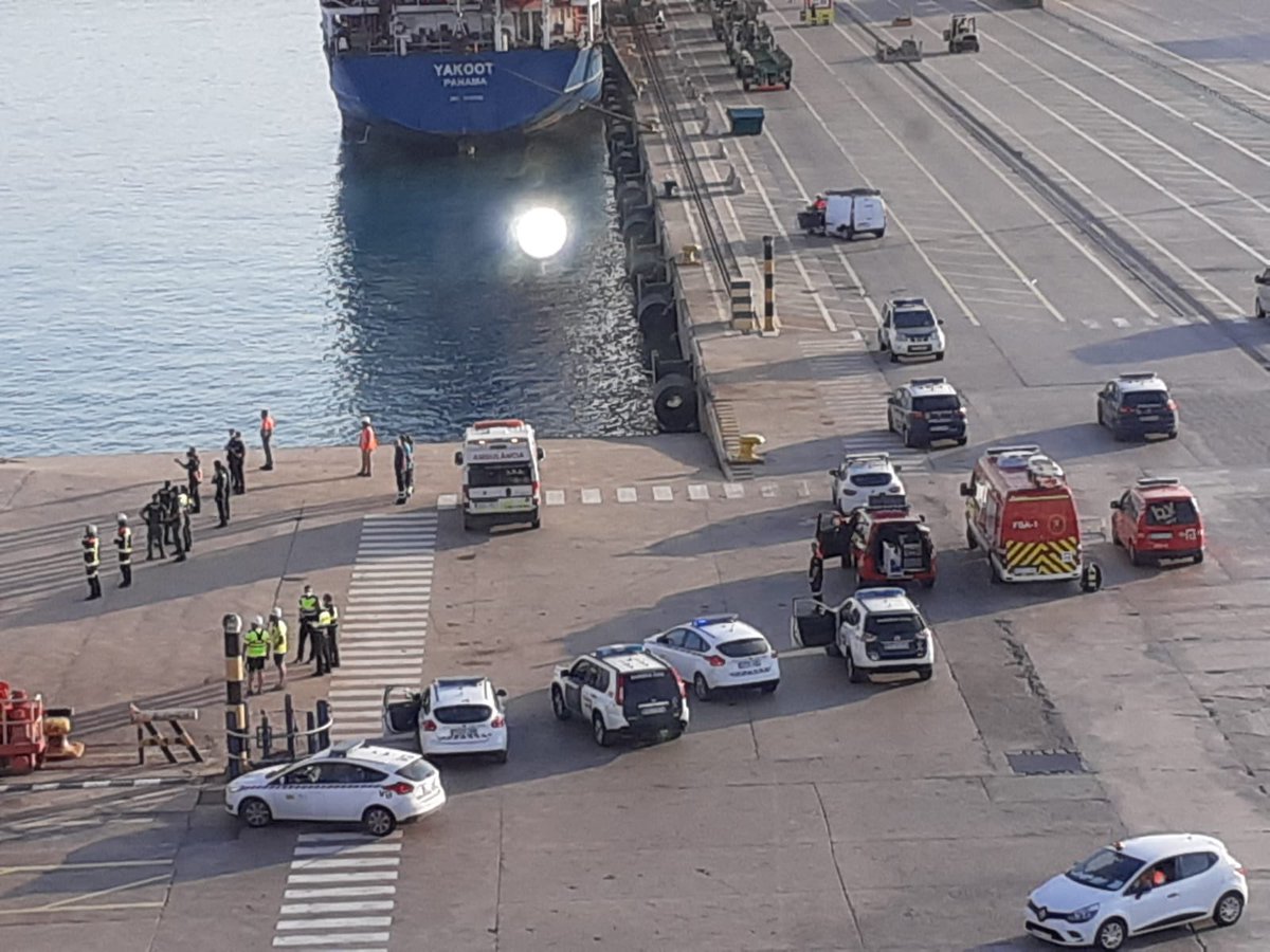 JordiNova's tweet photo. Dos polizones han saltado al agua en el puerto de València hoy y se han ahogado, 12 o 13 años. 

Maldigo a todos y cada uno de los que criminalizáis a estas personas que buscan un futuro a costa de su propia vida. https://t.co/gFjgMlDnzR