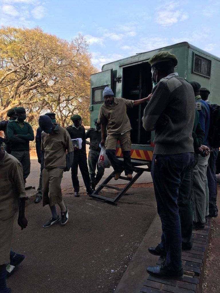 adriano_nuvunga's tweet photo. This is UNACCEPTABLE! Fighting #CORRUPTION and abuse of #HumanRights is not a #CRIME! #FreeHopewell #ZimbabweanslivesMatter @CDD_Moz  photos by ZLHR https://t.co/fSIHLIOncB