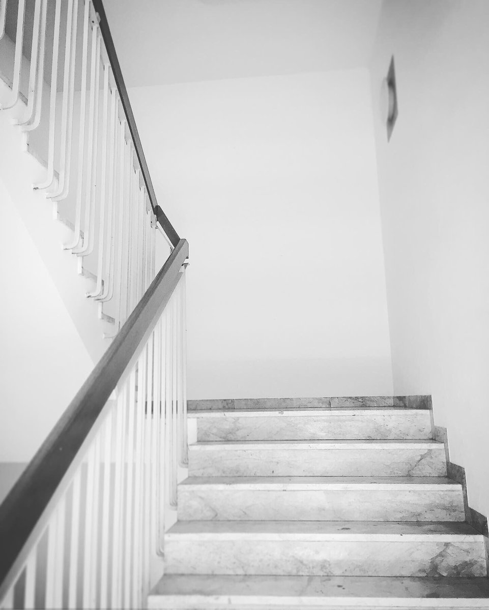 Munich 1973: a 7-floor office building is opened at  #Elsenheimerstraße 59. The new building quickly attracts the interest of the  #BND. Several departments move into the building. They share the upper floors. Heavily secured from the inside - inconspicuous from the outside 2/10