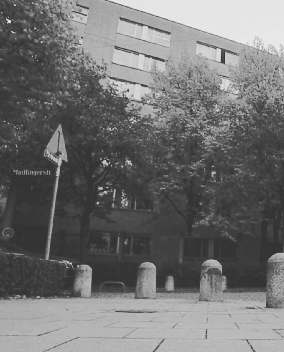 Only after an interrogation by the  #Landeskriminalamt (LKA) does she realize that she has betrayed secrets. She tries to take her own life and jumps out of an open window (6th floor) in the LKA building at  #Maillingerstraße 15. She survives badly injured. 9/10