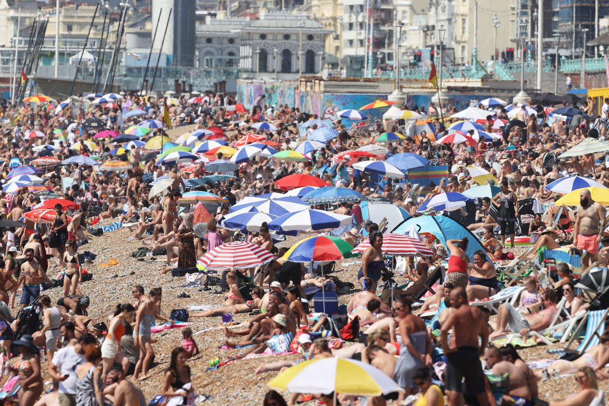 brightonargus's tweet photo. #Brighton beach is VERY busy right now. See live updates here https://t.co/IhBvb0lPag https://t.co/ERAF2GztFX