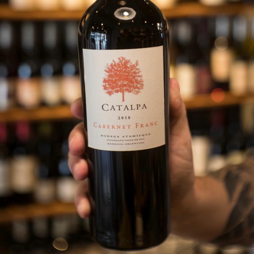 Un gran plan para esta noche. ⏰ Te proponemos disfrutar de una cata virtual exclusiva con Philippe Caraguel.
Pedí una de las últimas botellas del nuevo Catalpa Cabernet Franc y te la llevamos a tu casa para que la disfrutes esta noche a las 20.

📱 Escribinos al 114889-7049