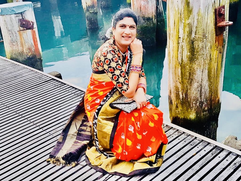 MuddamJyothi's tweet photo. On this NationalHandloom Day, 
 #HandloomChallenge￼￼
#VocalforLocal
#WearHandloomSupportWeavers
#PromoteSwadeshiProducts
#PochampallyIkkatsarees 
#Gollabhamasarees https://t.co/hsaEjv6SKN