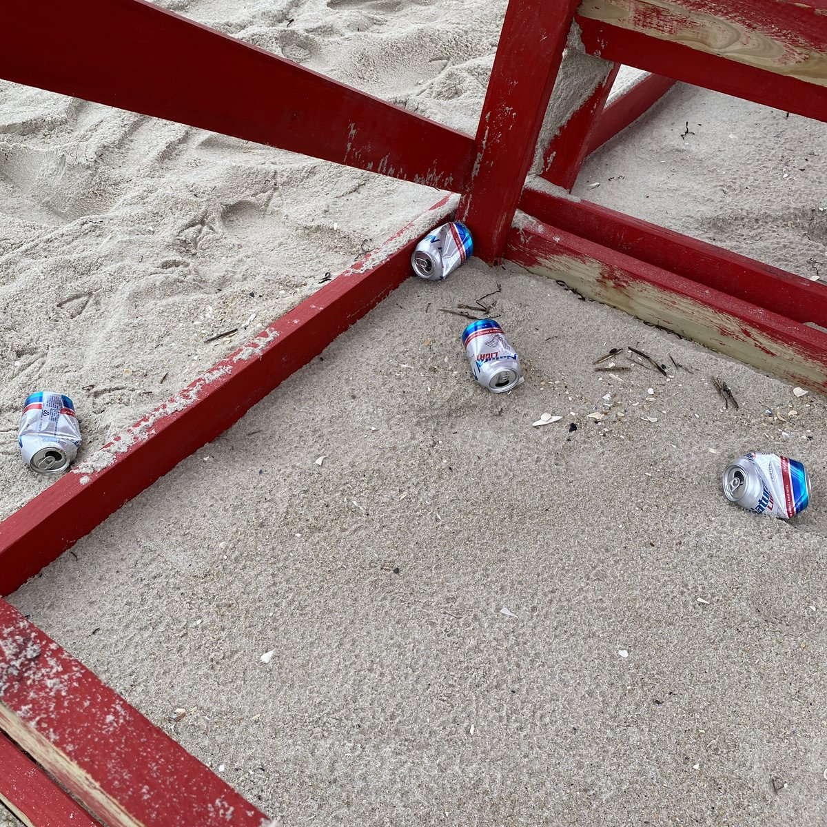 #cleanupyourmess RT <a href="/jonaphunt/">Jonathan Resnick</a>: Hey #LBI kids take your empties off the beach!   Not too hard!    Trash cans are 30 yards away. #BarnegatLight #27thStreet <a href="/LongBeachTwp/">Long Beach Township</a> <a href="/LongBeachIsland/">LBI NJ Long Beach Island</a> <a href="/HCBeachPatrol/">Harvey Cedars Beach Patrol</a>