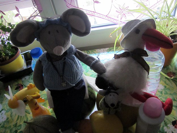 BibNicky's tweet photo. 🐭Attention tout le monde ! Revoilà une vraie canicule 🤒😷🥴– nous avons bien fermé les volets pour garder un peu de frais… et avons rapporté plein de bons fruits juteux… miam, miam, miam ! 🍋🍉🍇🥝🍈 https://t.co/2QeyLO7BLu