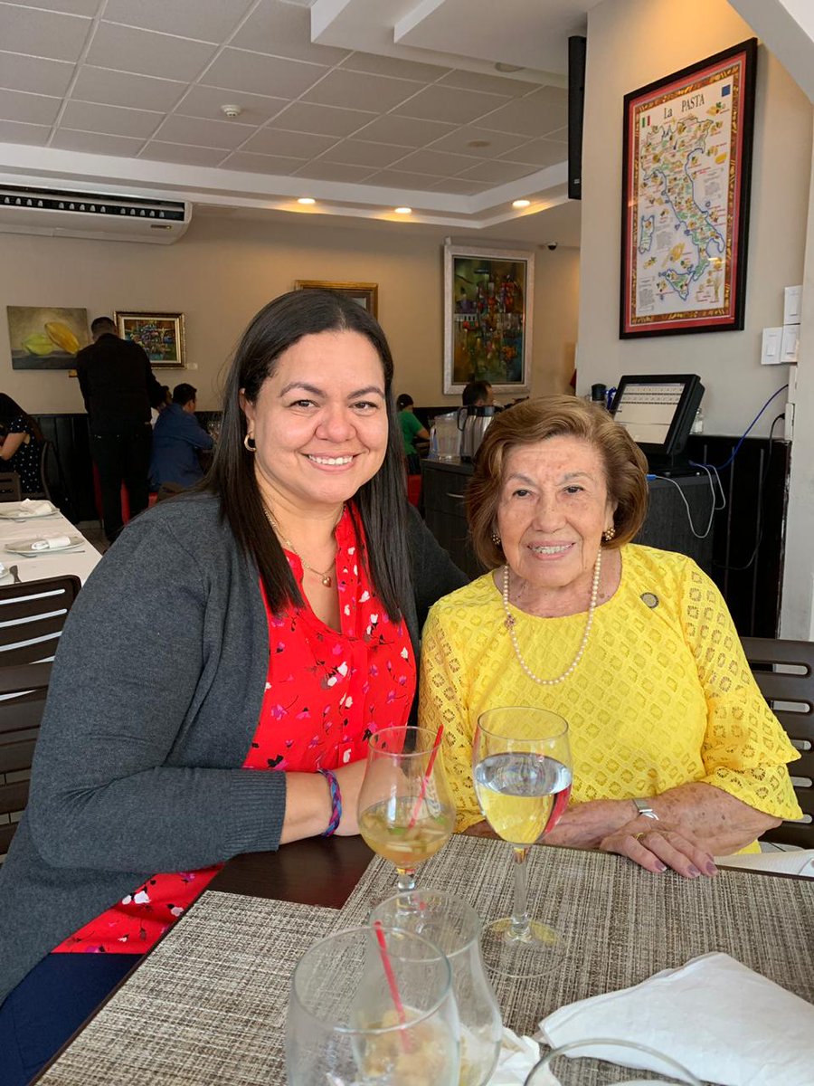 emilybravo7's tweet photo. @PanamaCNA Si, la mejor profesora que se puede tener 🤗🥰 https://t.co/Ida8AoFlIv