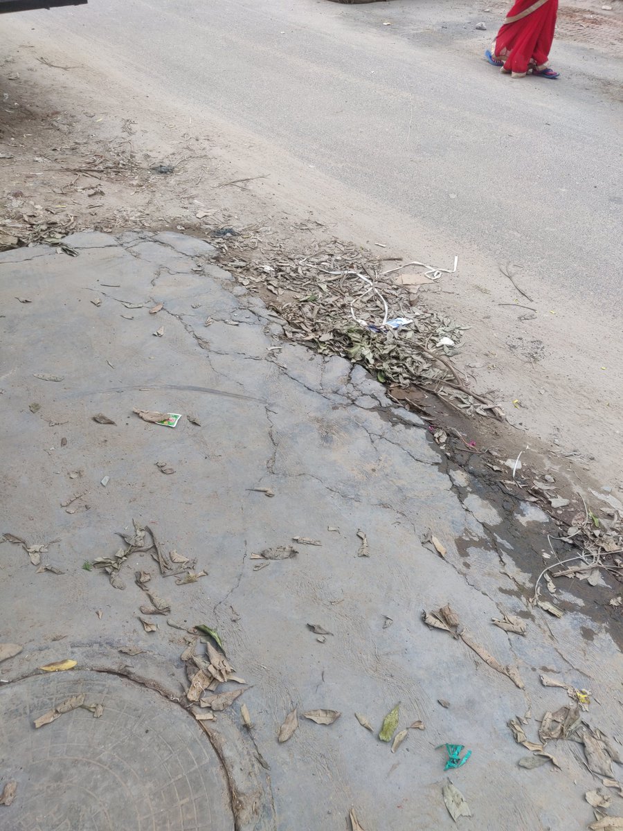 LokiOnDrugs's tweet photo. महामारी के समय में @noida_authority का साफ़ सफ़ाई के प्रति ये बर्ताव। ना सड़क पर सफ़ाई होती है, ना कूड़े वाली गाड़ी आती है। E block, Sector 63 की ये तस्वीरें प्रशासन की लापरवाही का प्रमाण। @CeoNoida https://t.co/wiLFaYSpdv