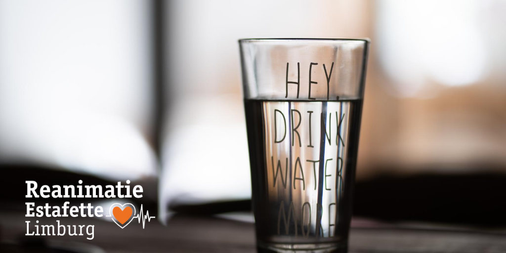 RT: Stay cool: 😎
☀ Drink elk uur een glas water.
☀ Drink vooral water, thee en koffie.
☀ Vermijd alcohol zoveel mogelijk.
☀ Extra zout eten is niet nodig.
☀ Drink bij warm weer 2 liter vocht per dag.  
☀ 70+? Drink extra water en neem een waterijsje.
#hitteplan #codeoranje