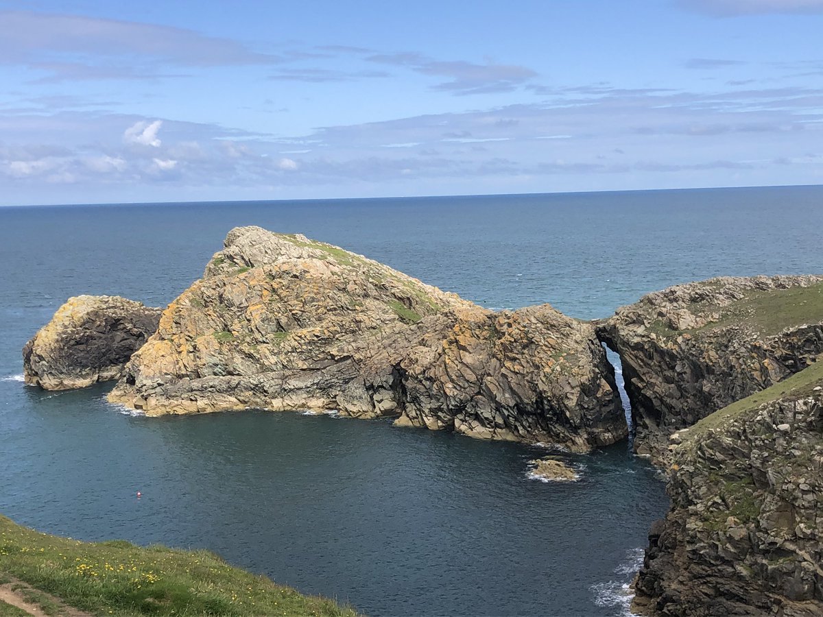 claudiohfox's tweet photo. @BritGeoSurvey I’ve just had a week on the #Pembrokeshire Coast. Stunningly beautiful & #geologically fascinating.
St.David’s to Fishguard.
Volcanic formations that moved to #Wales under continental drift. So much to see & try to understand. Unusual #geology I think. https://t.co/SrF2HXyI2h