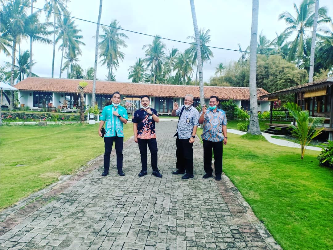 dinaspuckpp_bwi's tweet photo. Bupati Banyuwangi @AzwarAnas_A3 bersama Kepala Dinas PUKPP Kab. Banyuwangi Danang Hartanto, S.T menerima kunjungan kerja dari Direktur Pengembangan Kawasan Permukiman Kementrian PUPR Ir. Didiet A. Akhhdiat, M. Si, Jumat (7/8) https://t.co/EhjB847gK8