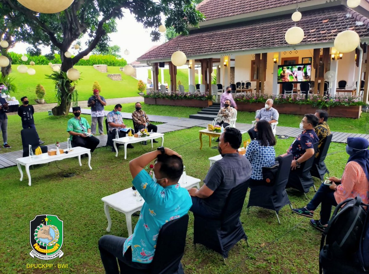 dinaspuckpp_bwi's tweet photo. Bupati Banyuwangi @AzwarAnas_A3 bersama Kepala Dinas PUKPP Kab. Banyuwangi Danang Hartanto, S.T menerima kunjungan kerja dari Direktur Pengembangan Kawasan Permukiman Kementrian PUPR Ir. Didiet A. Akhhdiat, M. Si, Jumat (7/8) https://t.co/EhjB847gK8