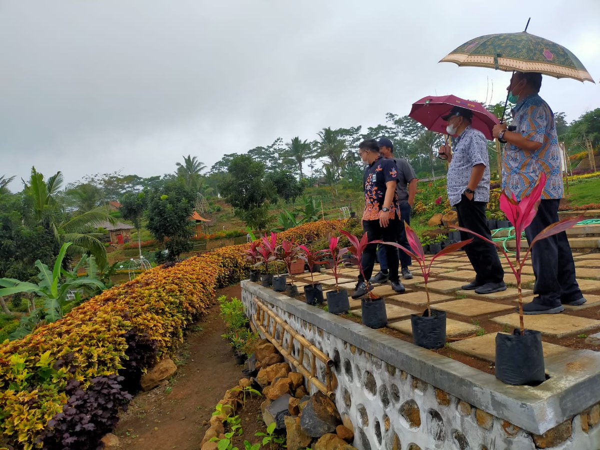 dinaspuckpp_bwi's tweet photo. Bupati Banyuwangi @AzwarAnas_A3 bersama Kepala Dinas PUKPP Kab. Banyuwangi Danang Hartanto, S.T menerima kunjungan kerja dari Direktur Pengembangan Kawasan Permukiman Kementrian PUPR Ir. Didiet A. Akhhdiat, M. Si, Jumat (7/8) https://t.co/EhjB847gK8