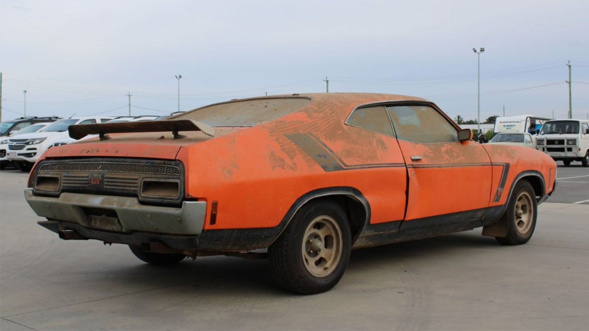 RoadMuscleRadio's tweet photo. Just out- Episode 19: a submerged muscle mystery, Mad Max-ish barn find finale, and more news. PLUS- #ChrisRockwell from @Gateway_Classic joins us for how to buy &amp; sell the Gateway way, plus some Gateway surprise cars. #musclecars #classiccars #hotrods  https://t.co/9QhIctnZD6 https://t.co/AHd9qtSKfS