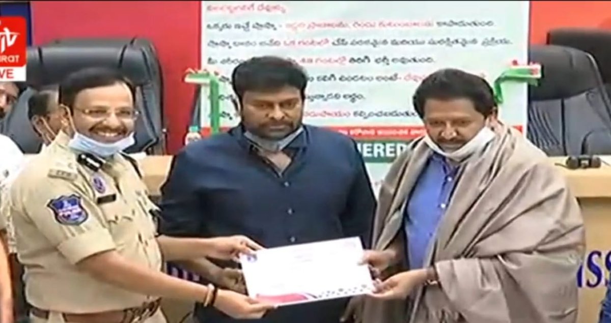 <a href="/ABChiruYuvatha/">Akhila Bharatha Chiranjeevi Yuvatha</a>  president  <a href="/swaminaidu_r/">Ravanam Swami naidu</a> garu donated Plasma today in the presense of #Megastar 
<a href="/KChiruTweets/">Chiranjeevi Konidela</a> Garu