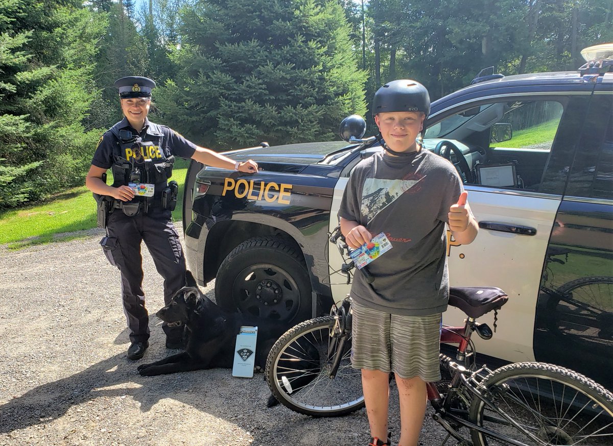 Just a quick reminder to ALWAYS wear a helmet when on the move outdoors!🚵‍♀️Officers issued a “positive ticket” to a young rider who made a safe choice while riding his bike. #OpetationFreeze #PositiveTicketing #HelmetSafety #CaledonOPP ^in.