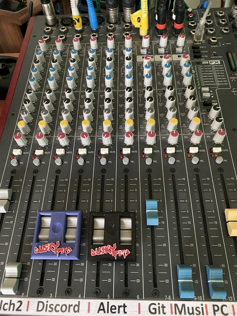 Der unglaubliche @TekkieWombat hat mir zusammen mit seiner Freundin was gebastelt für mein Pult 😍

Endlich Fader kombiniert hochziehen und so schön bemalt 🥰

Danke ihr zwei, ihr rockt 🤘😘

Freu mich wirklich sehr darüber 😃