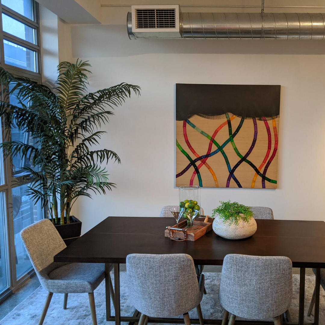 jdavispainting's tweet photo. We worked with @SpringTeamTO to give this condo a makeover and have it looking ready for the market. The change to white walls not only helps to brighten up a space, but they’re a classic that never go out of style.🎨@BenjaminMooreCA in Cloud White #hireapro #beforeandafter #yyz https://t.co/u8HPTsmBFO