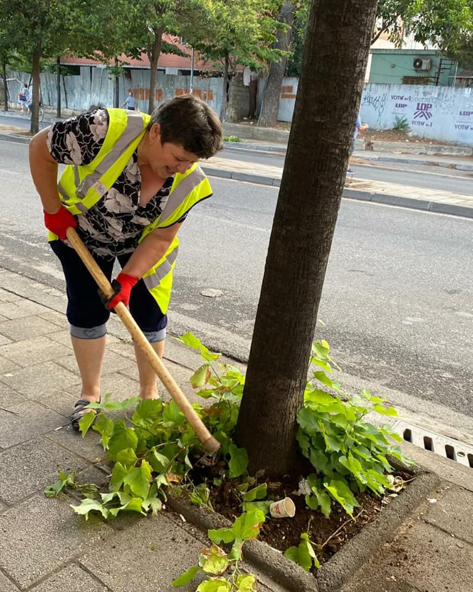 punetorettirane's tweet photo. E bukura zë fill nga rrënjët🌱, kjo është arsyeja përse 👷‍♂️👷‍♀️ punëtorët e DPPGJ-së tregojnë kujdes të veçantë ndaj pemëve të qytetit🌳. Le t'i mirëmbajmë pemët sot⛏ për të siguruar nesër një qytet🏭me ajër të pastër🌬, dhe një mjedis më të gjelbëruar. 🏡♻️ 
#PunimrrënjëvetëPemëve https://t.co/3BlJI2IHS6
