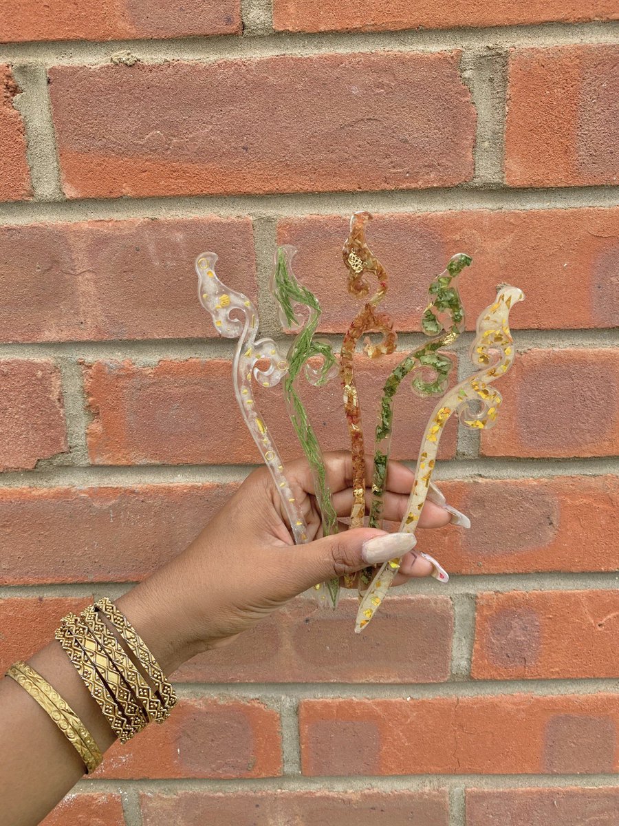 IsuriJ's tweet photo. Hi I’m Isuri 😊😊😊 and I primarily work with epoxy resin and clay ✨✨✨ check me out on Depop (https://t.co/SWKMX8G0yN) 🌺💫🌺Etsy (https://t.co/Dw3dphXciB) 🌺💫🌺 and Instagram: https://t.co/0GkIfwgLoL https://t.co/W38v8DqGsS