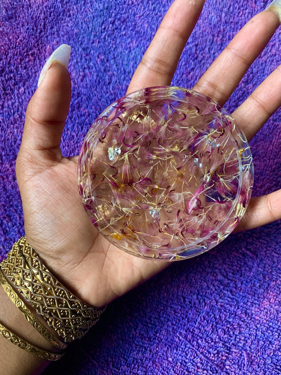 IsuriJ's tweet photo. Hi I’m Isuri 😊😊😊 and I primarily work with epoxy resin and clay ✨✨✨ check me out on Depop (https://t.co/SWKMX8G0yN) 🌺💫🌺Etsy (https://t.co/Dw3dphXciB) 🌺💫🌺 and Instagram: https://t.co/0GkIfwgLoL https://t.co/W38v8DqGsS