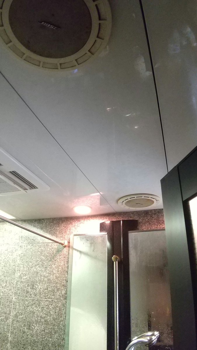 draco3606's tweet photo. 洗面所にecho flex取り付けて、イヤホンジャックからライン引いて、スイッチオンで風呂場のスピーカーから無限に音楽が流れるってわけだよ！
風呂場から「Alexa！」って叫べばちゃんと反応する！
最高じゃい！(*ﾉ´∀`*)ﾉ
#Amzonmusic
#Amzonecho https://t.co/9KZgGZk9oV