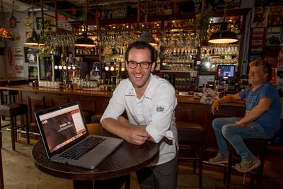 Horecaondernemer Casper van Hesteren ademt Tiel: ‘Ja, ik hou van mijn stad aan de Waal’
gelderlander.nl/tiel/horecaond…
