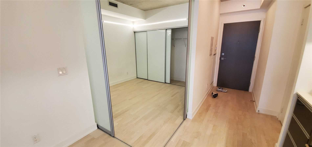 areacode416's tweet photo. On one hand I respect the agent for removing his 👟👟 . On the other hand, tuck those bad boys away in the closet for 5 minutes! They are in 2 of the 6 photos for this $700K listing (and 1 was an outdoor building, so harder to feature the shoes there). #mlspics https://t.co/1O1lSSYGjV