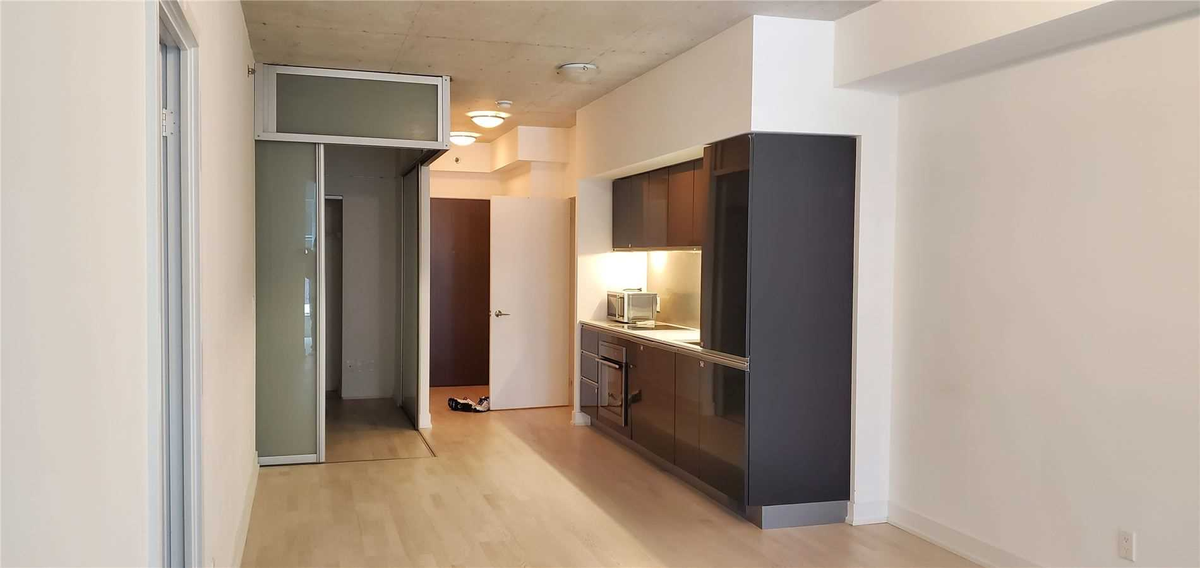 areacode416's tweet photo. On one hand I respect the agent for removing his 👟👟 . On the other hand, tuck those bad boys away in the closet for 5 minutes! They are in 2 of the 6 photos for this $700K listing (and 1 was an outdoor building, so harder to feature the shoes there). #mlspics https://t.co/1O1lSSYGjV