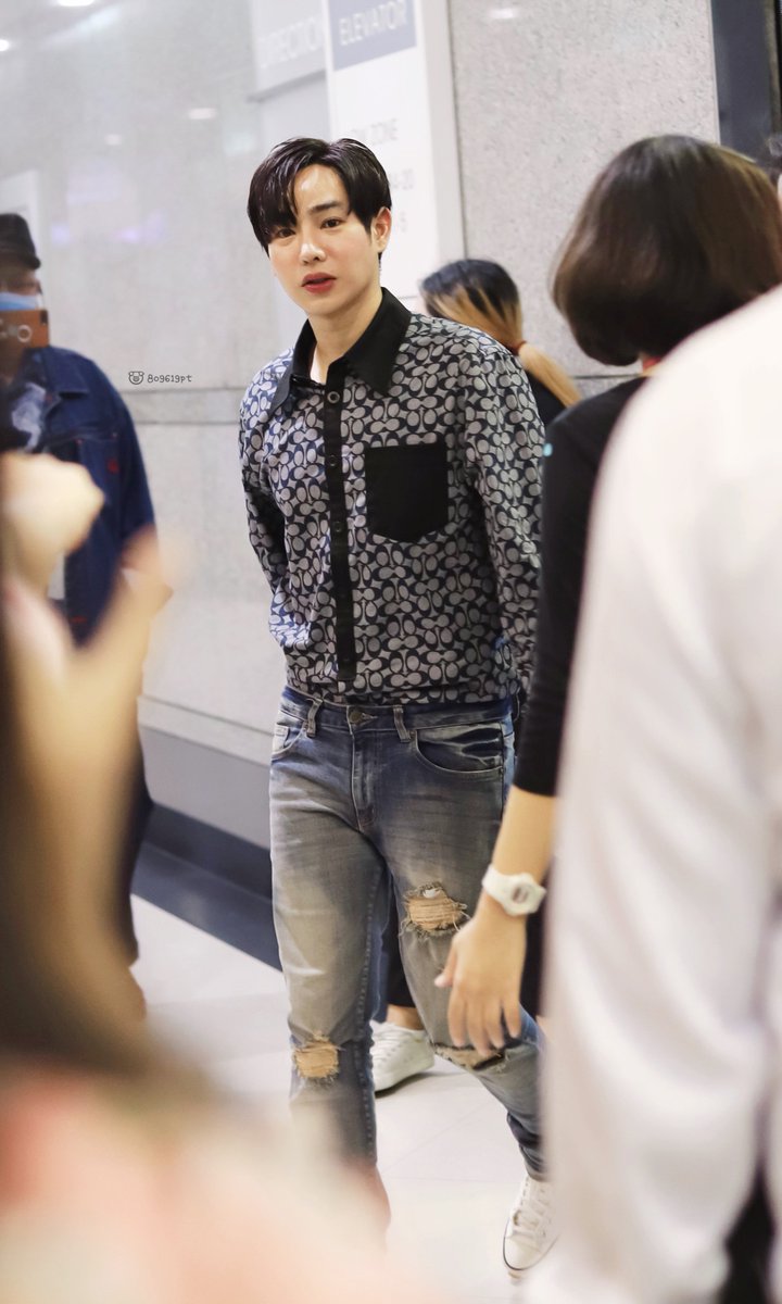 809619pt's tweet photo. ไม่รู้ว่าผัวจะมา ไม่ได้เตรียมตัวเตรียมใจเลย มีเลนส์ด๊อกด๋อยอันน้อยติดเป๋ามาใช้ทำงานพอดีเลยเอามาถ่ายไปก่อน ผัวหล่อมากเลย ผอมลงด้วย โคตรคิดถึงงง ได้เห็นผัวด้วยตาเนื้อใกล้ๆนี่มันดีจริงๆ ฮือออ
#palitgallery 
#เป๊กผลิตโชค
#moopeckoppaxgallery 
#HAPPYPALITDAY2020 https://t.co/08q9yhQnHt