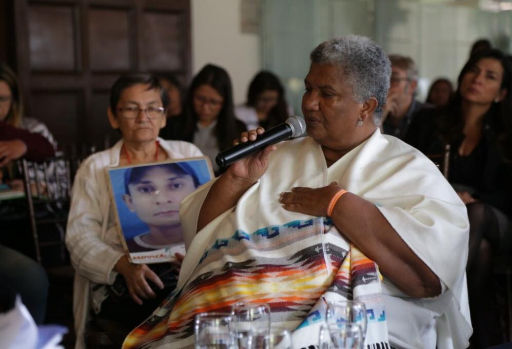 FranciaMarquezM's tweet photo. El Pueblo Negro acaba de perder un baluarte 
Gracias mujer hermosa por haber dispuesto tu amor, tu ser para escuchar nuestro dolor, nuestras tristezas, nuestra verdad.
Maestra Angela Salazar siempre estarás en nuestro corazón
Ve tranquila al panteón de las Ancestras y ancestros. https://t.co/p5CxQmddx0