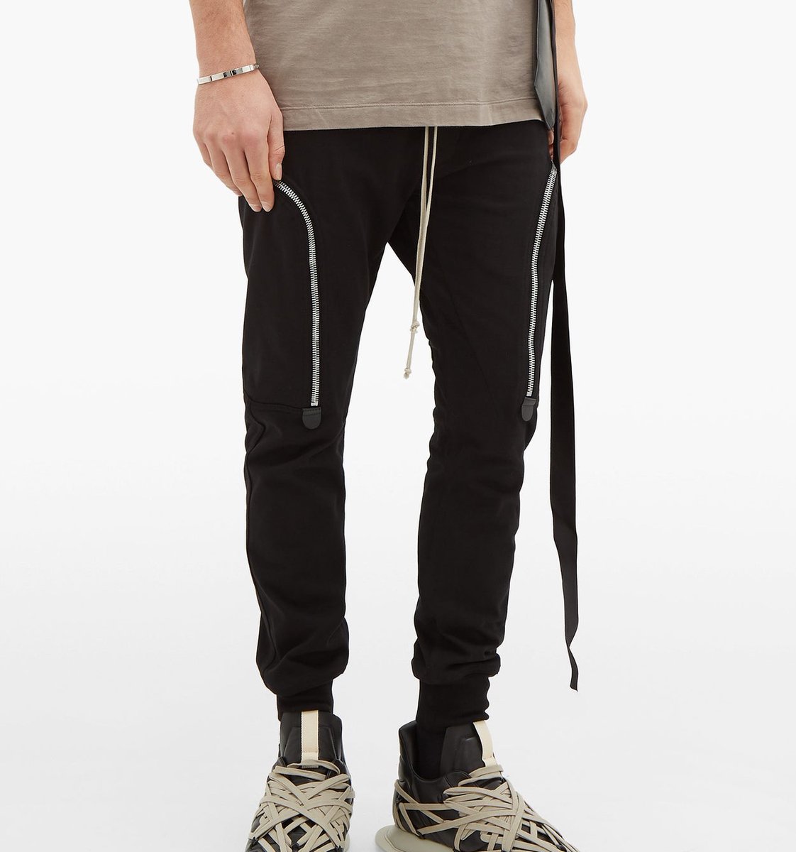 綾野剛 さん衣装】 ＼🎬8/7放送中 #MIU404／ 現在、綾野剛さんが履いて