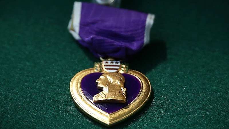 Purple Heart Day: Lights To Honor Heroes Across Massachusetts Friday  #PurpleHeartDay #PurpleHeartDayMA boston.cbslocal.com/2020/08/07/pur…