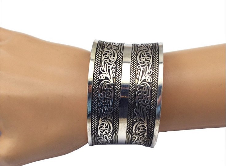 DigitaliMaisha's tweet photo. Vintage Curved ethnic Cuff Bracelet #onlineshopping  #jewelrylovers #jewelrytrends #jewelrydesigner    https://t.co/Uc7uFLyJ7z https://t.co/eKBb0jvlQr