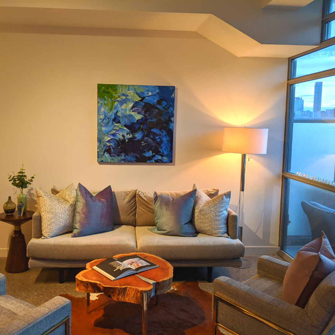 jdavispainting's tweet photo. We worked with @SpringTeamTO to give this condo a makeover and have it looking ready for the market. The change to white walls not only helps to brighten up a space, but they’re a classic that never go out of style.🎨@BenjaminMooreCA in Cloud White #hireapro #beforeandafter #yyz https://t.co/u8HPTsmBFO