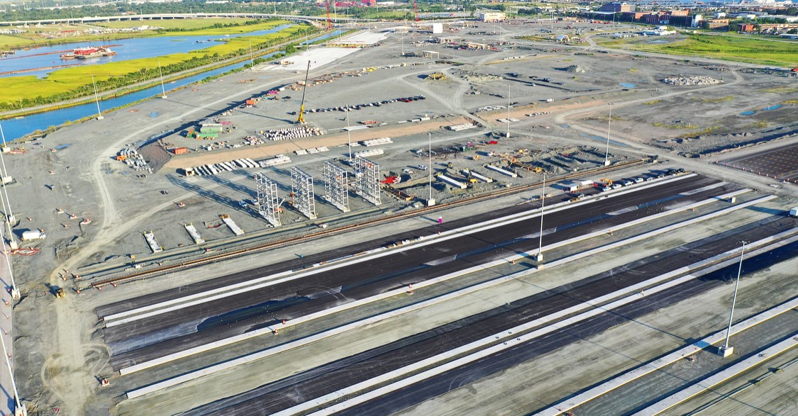 SCPorts's tweet image. Construction progress at #SCPorts Hugh Leatherman Terminal. You can see striping in the empty container yard, RTG runway beams (15 of 22 completed) and steel erection for the six-story tall refrigerated container racks. Photos: Walter Lagarenne/SC Ports #TomorrowIsHere #HLT